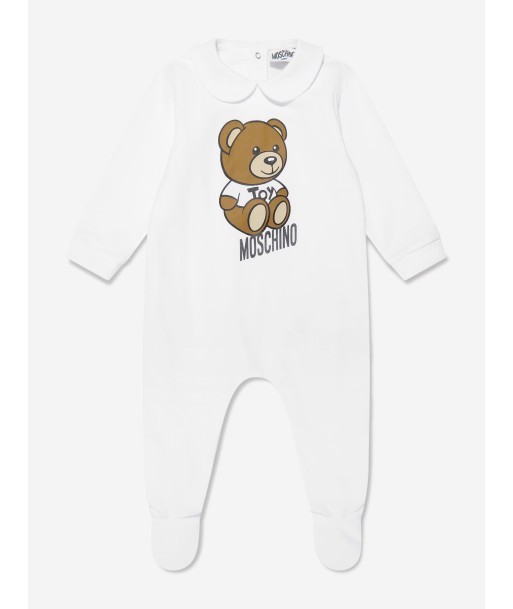 Moschino Baby Teddy Logo Babygrow With Gift Box in White Comment ça marche