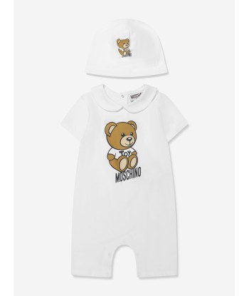 Moschino Baby Romper And Hat Gift Set in White une grave pollution 