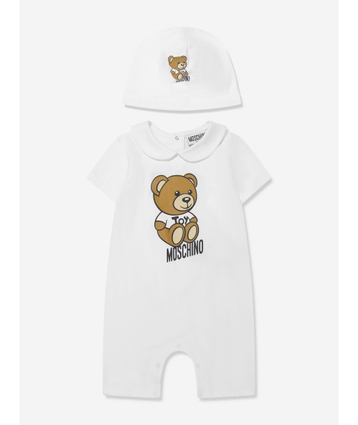 Moschino Baby Romper And Hat Gift Set in White une grave pollution 