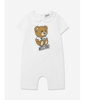 Moschino Baby Romper And Hat Gift Set in White une grave pollution 